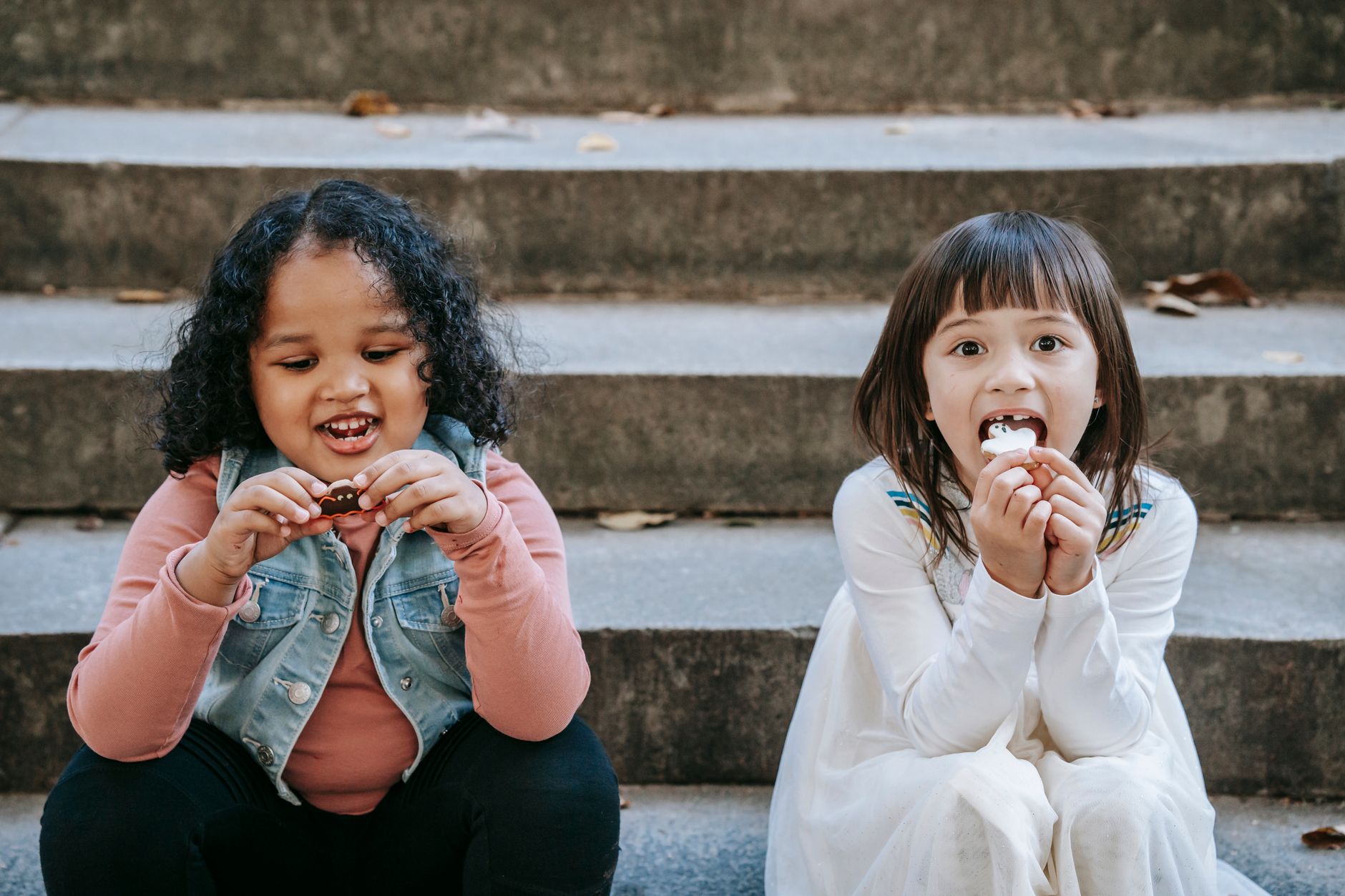 Children enjoying seaweed snacks together as a healthy, clean-ingredient snack option