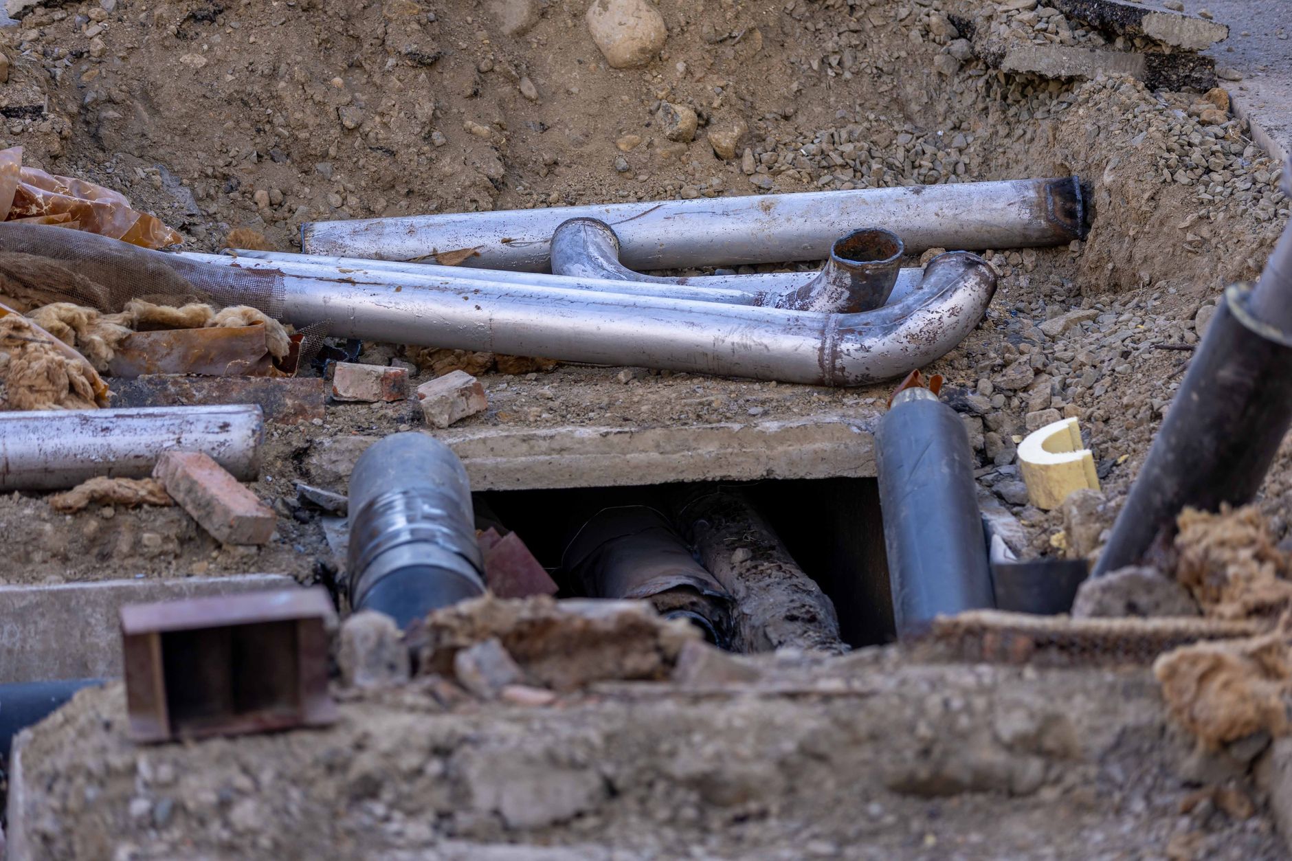 Comparison of trenchless sewer repair equipment and traditional excavation methods for sewer lines
